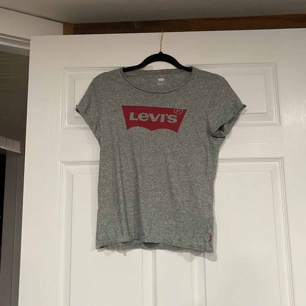 levi’s t-shirt